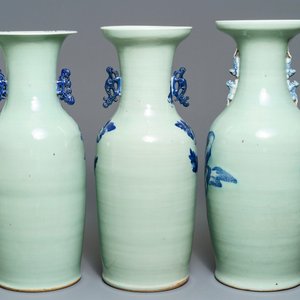 Drie Chinese vazen met blauwwit decor op celadon fondkleur, 19e eeuw — foto 3