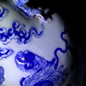 Drie Chinese vazen met blauwwit decor op celadon fondkleur, 19e eeuw — foto 12