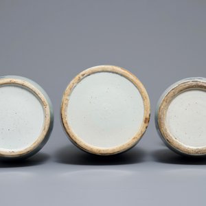 Drie Chinese vazen met blauwwit decor op celadon fondkleur, 19e eeuw — foto 6