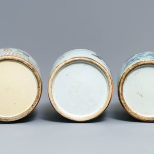 Drie Chinese vazen met famille rose, qianjiang cai en blauw-wit decor, 19e eeuw — foto 6