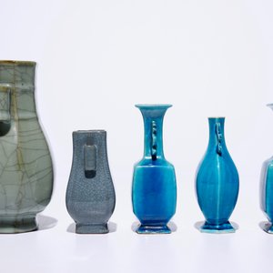 Drie Chinese vazen met turquoise glazuur en twee met craquelé glazuur, 18e eeuw en later — foto 2