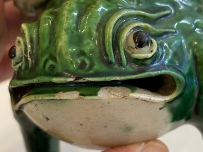 Drie Chinese verte biscuit sculpturen van Liu Hia op de driepotige pad, Kangxi — foto 12