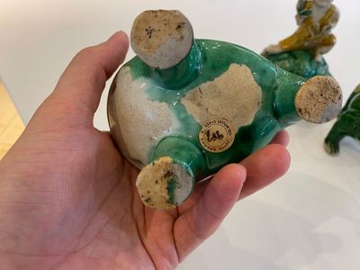 Drie Chinese verte biscuit sculpturen van Liu Hia op de driepotige pad, Kangxi — foto 2