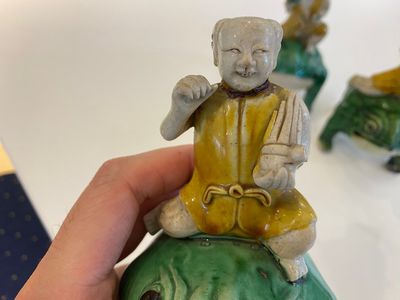 Drie Chinese verte biscuit sculpturen van Liu Hia op de driepotige pad, Kangxi — foto 3