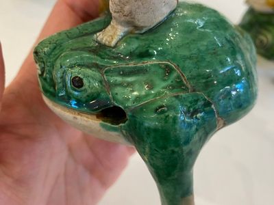 Drie Chinese verte biscuit sculpturen van Liu Hia op de driepotige pad, Kangxi — foto 5