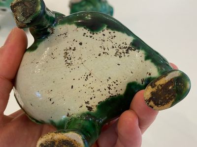 Drie Chinese verte biscuit sculpturen van Liu Hia op de driepotige pad, Kangxi — foto 9