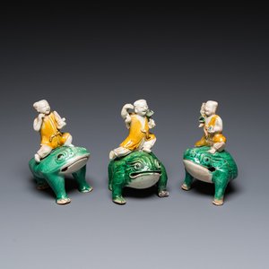 Drie Chinese verte biscuit sculpturen van Liu Hia op de driepotige pad, Kangxi — foto 1