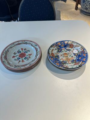 Drie Chinese verte-Imari 'Stanislaw' borden en vijf famille rose borden,  Kangxi/Yongzheng — foto 1
