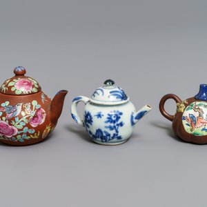 Drie Chinese Yixing steengoed en blauwwitte miniatuur theepotjes, Kangxi en later — foto 1