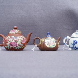 Drie Chinese Yixing steengoed en blauwwitte miniatuur theepotjes, Kangxi en later — foto 11