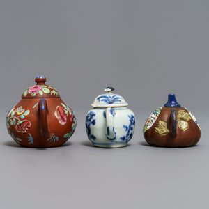 Drie Chinese Yixing steengoed en blauwwitte miniatuur theepotjes, Kangxi en later — foto 5