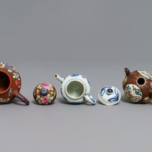 Drie Chinese Yixing steengoed en blauwwitte miniatuur theepotjes, Kangxi en later — foto 6