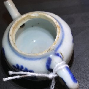 Drie Chinese Yixing steengoed en blauwwitte miniatuur theepotjes, Kangxi en later — foto 9