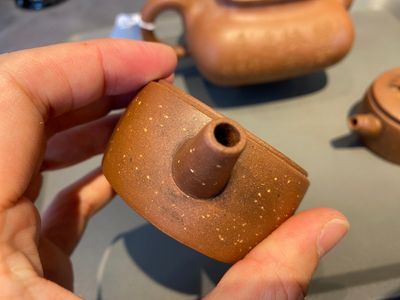 Drie Chinese Yixing steengoed theepotten met deksels, Republiek — foto 11