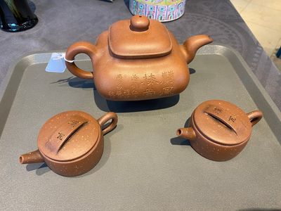 Drie Chinese Yixing steengoed theepotten met deksels, Republiek — foto 5
