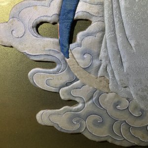 Drie Chinese zijden reliëfborduursels met beschildering, 18/19e eeuw — foto 17