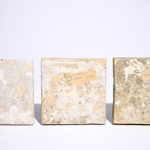 Drie Delftse tegels met polychroom vogeldecor en blauw-wit chinoiseriedecor, vroeg 17e eeuw — foto 2