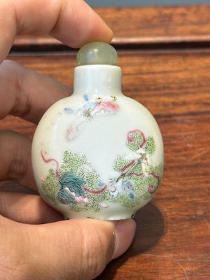 Drie diverse Chinese famille rose snuifflessen, Daoguang merk en periode — foto 11
