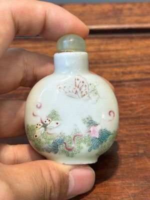 Drie diverse Chinese famille rose snuifflessen, Daoguang merk en periode — foto 13