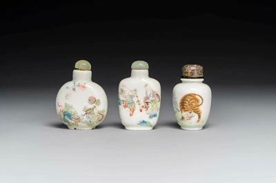 Drie diverse Chinese famille rose snuifflessen, Daoguang merk en periode