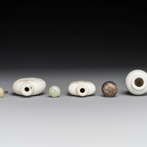 Drie diverse Chinese famille rose snuifflessen, Daoguang merk en periode — foto 5