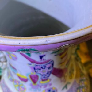 Drie diverse Chinese famille rose vazen, 19e eeuw — foto 10