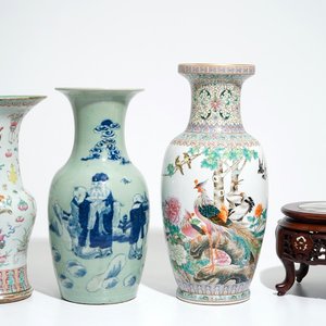 Drie diverse Chinese vazen en een ingelegde houten sokkel met droomsteen, 19e/20e eeuw — foto 1