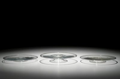 Drie Engelse glazen tazza op lage voet, 19e eeuw