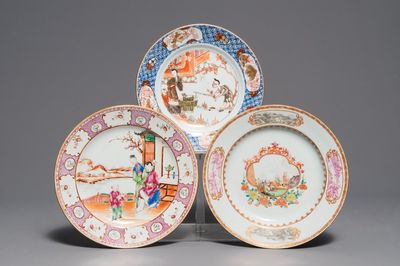 Drie fijne Chinese famille rose en Imari-stijl borden, Yongzheng/Qianlong