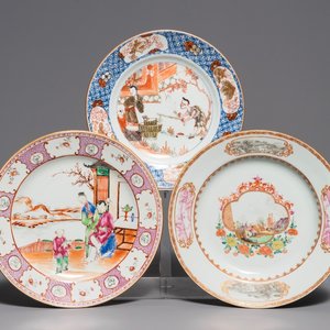 Drie fijne Chinese famille rose en Imari-stijl borden, Yongzheng/Qianlong — foto 1