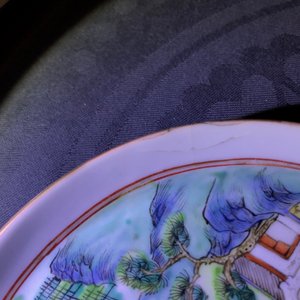 Drie fijne stukken in Chinees famille rose porselein, 19e eeuw — foto 10