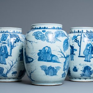 Drie grote Chinese blauw-witte vazen met figuren in een landschap, Transitie periode — foto 1