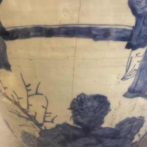 Drie grote Chinese blauw-witte vazen met figuren in een landschap, Transitie periode — foto 16