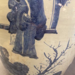 Drie grote Chinese blauw-witte vazen met figuren in een landschap, Transitie periode — foto 20