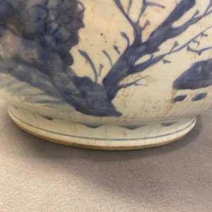 Drie grote Chinese blauw-witte vazen met figuren in een landschap, Transitie periode — foto 21