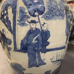 Drie grote Chinese blauw-witte vazen met figuren in een landschap, Transitie periode — foto 26