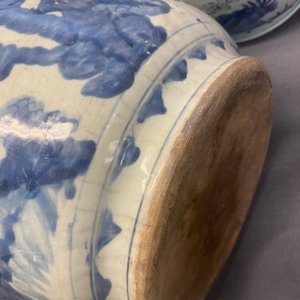Drie grote Chinese blauw-witte vazen met figuren in een landschap, Transitie periode — foto 31