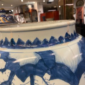 Drie grote Chinese blauw-witte vazen met figuren in een landschap, Transitie periode — foto 38