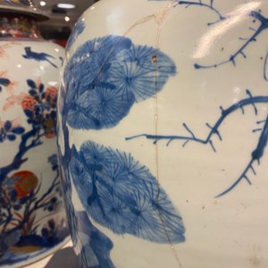 Drie grote Chinese blauw-witte vazen met figuren in een landschap, Transitie periode — foto 40