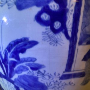 Drie grote Chinese blauw-witte vazen met figuren in een landschap, Transitie periode — foto 53