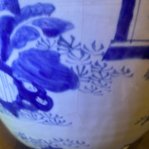 Drie grote Chinese blauw-witte vazen met figuren in een landschap, Transitie periode — foto 54