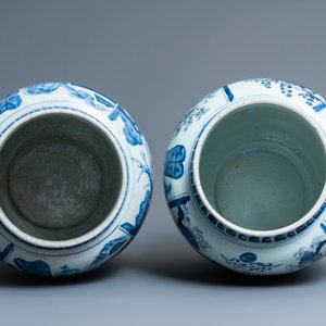 Drie grote Chinese blauw-witte vazen met figuren in een landschap, Transitie periode — foto 6