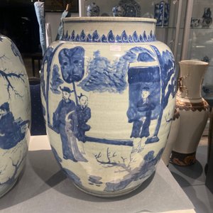 Drie grote Chinese blauw-witte vazen met figuren in een landschap, Transitie periode — foto 64