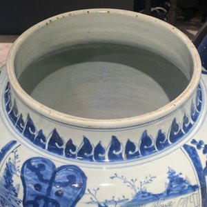 Drie grote Chinese blauw-witte vazen met figuren in een landschap, Transitie periode — foto 65