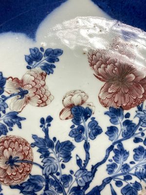 Drie grote Chinese poederblauwe en koperrode schotels met floraal decor, Kangxi — foto 11