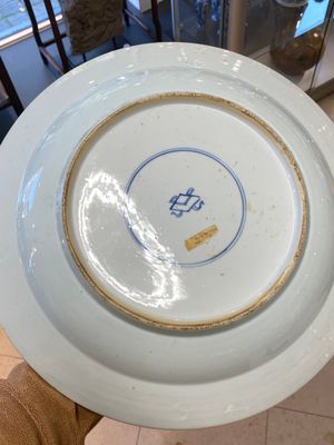 Drie grote Chinese poederblauwe en koperrode schotels met floraal decor, Kangxi — foto 13