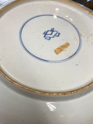 Drie grote Chinese poederblauwe en koperrode schotels met floraal decor, Kangxi — foto 14