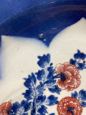 Drie grote Chinese poederblauwe en koperrode schotels met floraal decor, Kangxi — foto 20