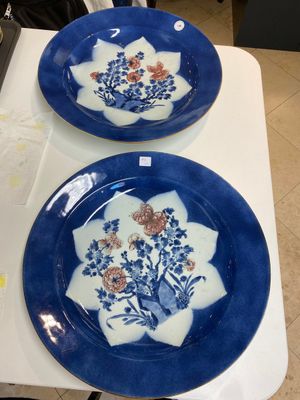 Drie grote Chinese poederblauwe en koperrode schotels met floraal decor, Kangxi — foto 2