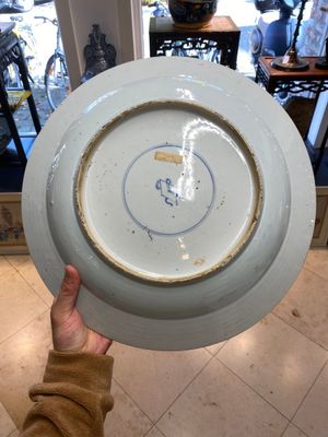 Drie grote Chinese poederblauwe en koperrode schotels met floraal decor, Kangxi — foto 22